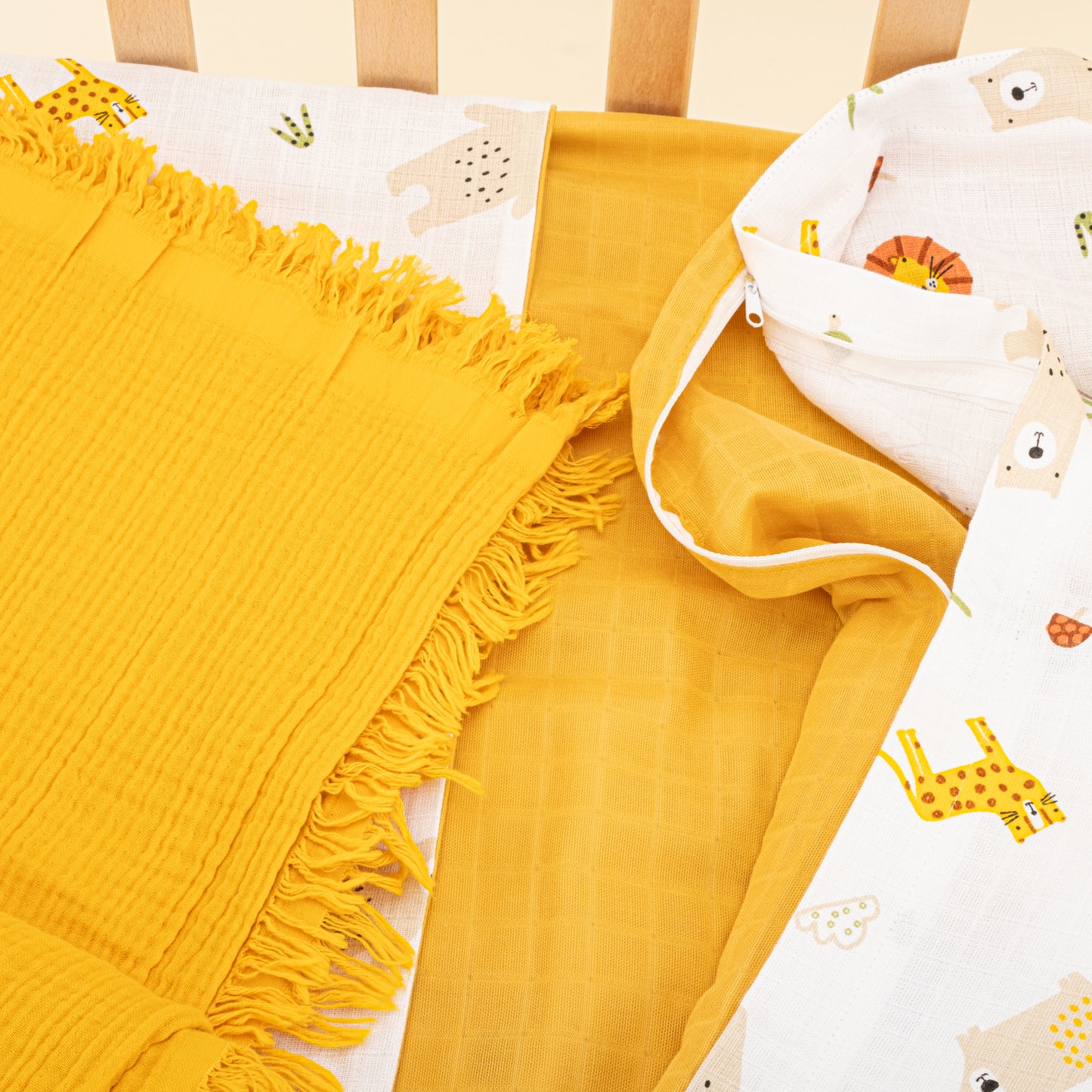Bebek Muslin Nevresim Seti (Dört Katlı Muslin Battaniye , Yorgan Kılıfı , Yastık Kılıfı , Lastikli Çarşaf) - Hardal Dört Katlı Muslin Battaniye - Hardal Muslin - Aslan