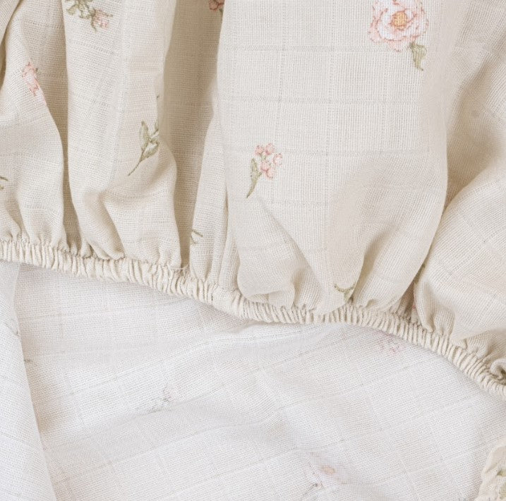 Bebek Muslin Nevresim Seti (Dört Katlı Muslin Battaniye , Yorgan Kılıfı , Yastık Kılıfı , Lastikli Çarşaf) - Mercan Dört Katlı Muslin Battaniye - Pembe Çiçekler