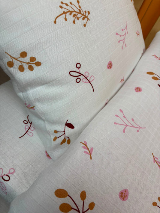Bebek Saten-Muslin Nevresim Seti (Dört Katlı Muslin Battaniye , Yorgan Kılıfı , Yastık Kılıfı , Lastikli Çarşaf) - Beyaz Dört Katlı Muslin Battaniye - Pudra Muslin - Pastel Bahce