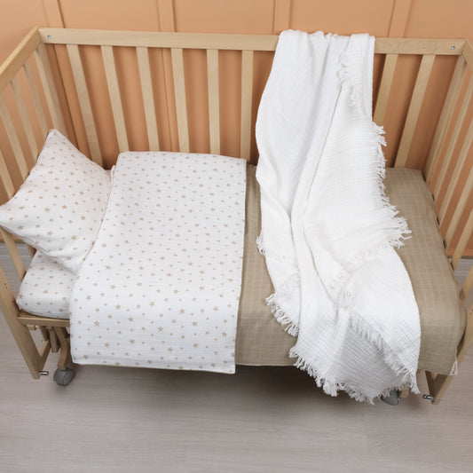 Bebek Muslin Nevresim Seti (Dört Katlı Muslin Battaniye , Yorgan Kılıfı , Yastık Kılıfı , Lastikli Çarşaf) - Mint Dört Katlı Muslin Battaniye - Toprak Muslin - Kahverengi Yıldız