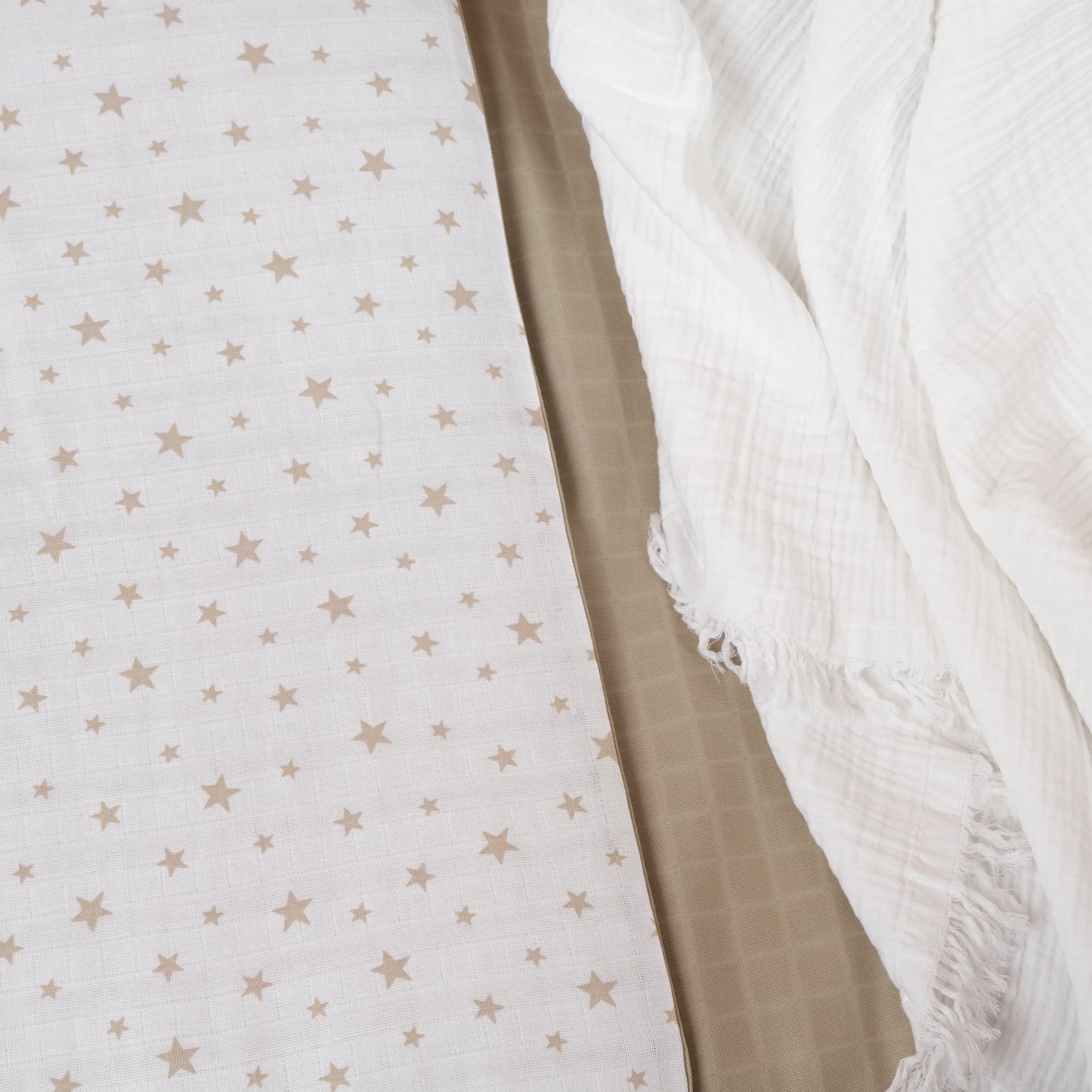 Bebek Muslin Nevresim Seti (Dört Katlı Muslin Battaniye , Yorgan Kılıfı , Yastık Kılıfı , Lastikli Çarşaf) - Mint Dört Katlı Muslin Battaniye - Toprak Muslin - Kahverengi Yıldız