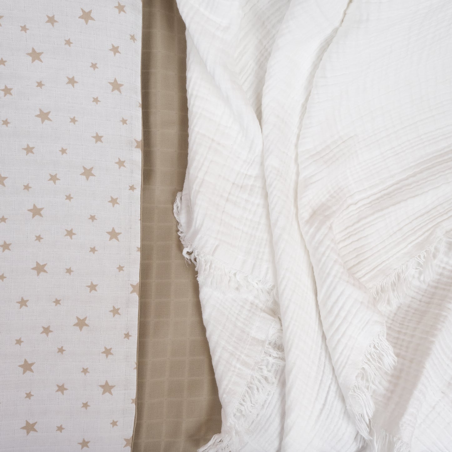 Bebek Muslin Nevresim Seti (Dört Katlı Muslin Battaniye , Yorgan Kılıfı , Yastık Kılıfı , Lastikli Çarşaf) - Mint Dört Katlı Muslin Battaniye - Toprak Muslin - Kahverengi Yıldız