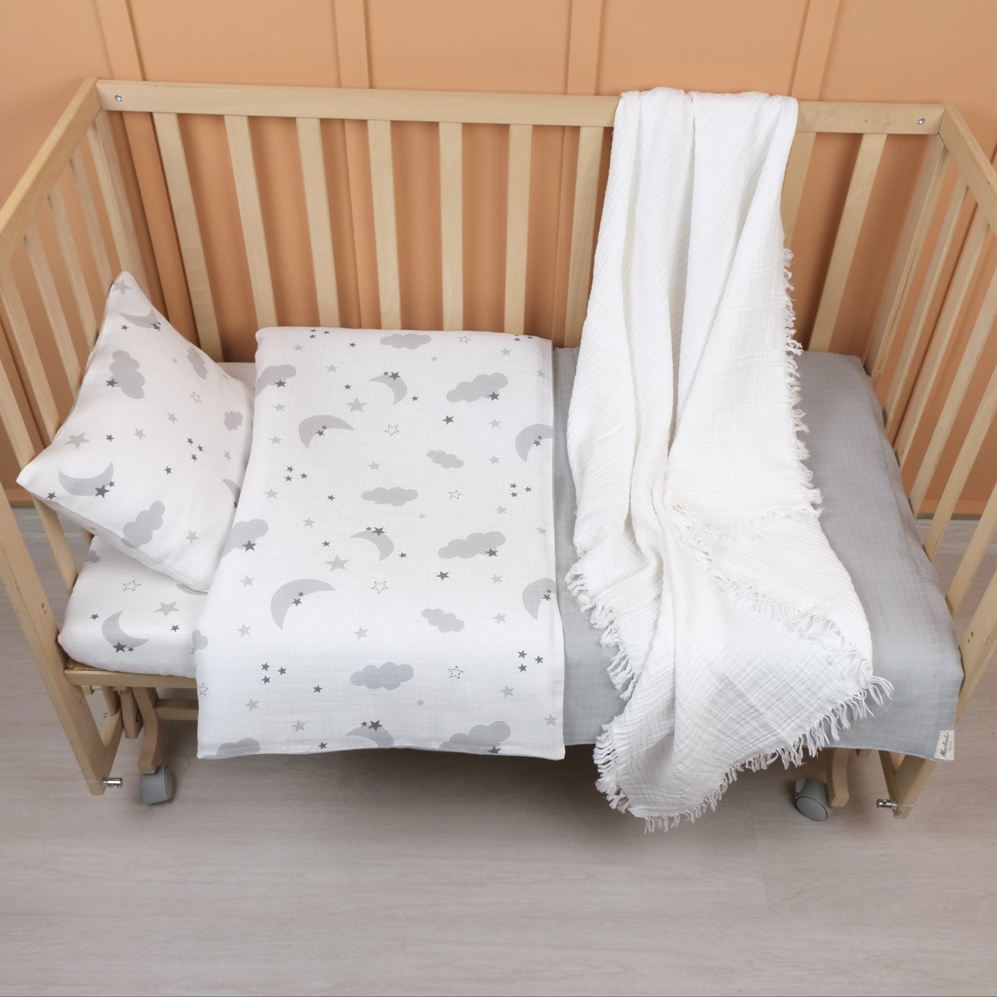 Bebek Muslin Nevresim Seti (Dört Katlı Muslin Battaniye , Yorgan Kılıfı , Yastık Kılıfı , Lastikli Çarşaf) - Beyaz Dört Katlı Muslin Battaniye - Açık Gri Muslin - Gri Ay