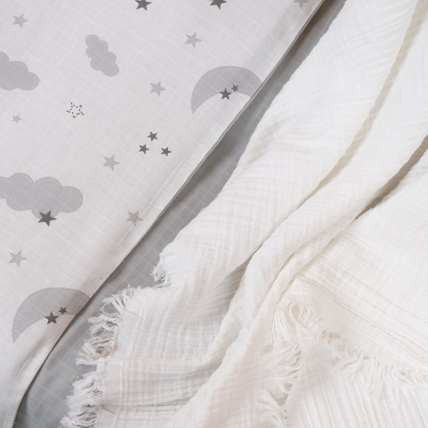 Bebek Muslin Nevresim Seti (Dört Katlı Muslin Battaniye , Yorgan Kılıfı , Yastık Kılıfı , Lastikli Çarşaf) - Beyaz Dört Katlı Muslin Battaniye - Açık Gri Muslin - Gri Ay