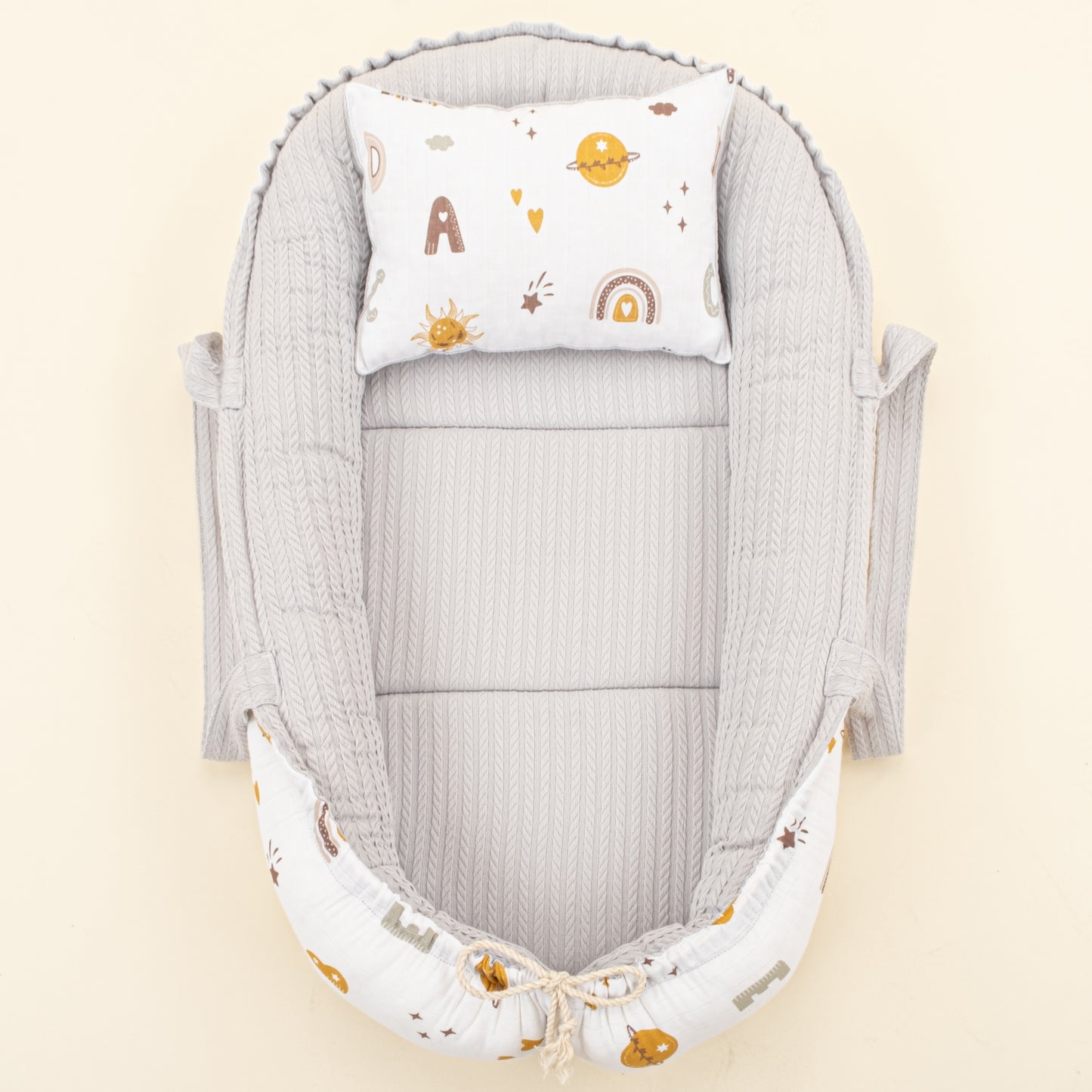 Babynest ve Yastık- Çift Taraflı - Açık Gri Örgü - Galaksi ve Harfler