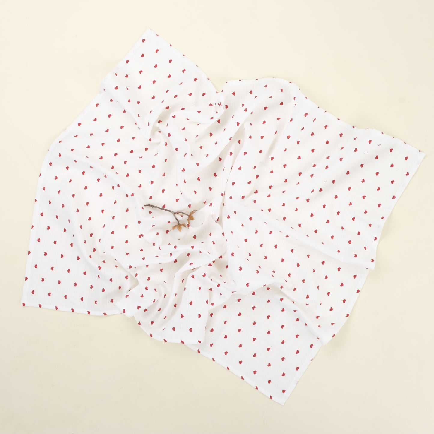 3 lü Bebek Muslin Kundak Set - Dört Katlı Püsküllü Beyaz - İki Katlı Bebe Pembe - Kırmızı Kalpler