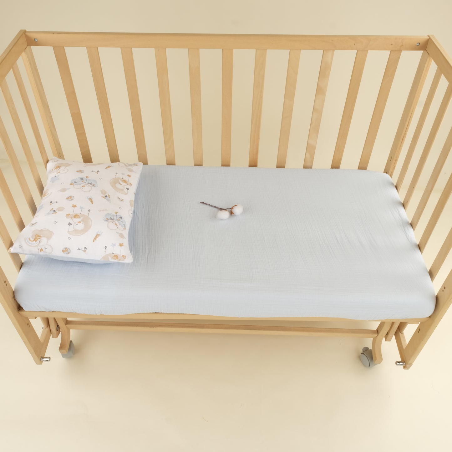Bebek Muslin Nevresim Seti (Dört Katlı Muslin Battaniye , Yorgan Kılıfı , Yastık Kılıfı , Lastikli Çarşaf) - İndigo Dört Katlı Muslin Battaniye - İki Katlı Bebe Mavi - Uykucu Ördek