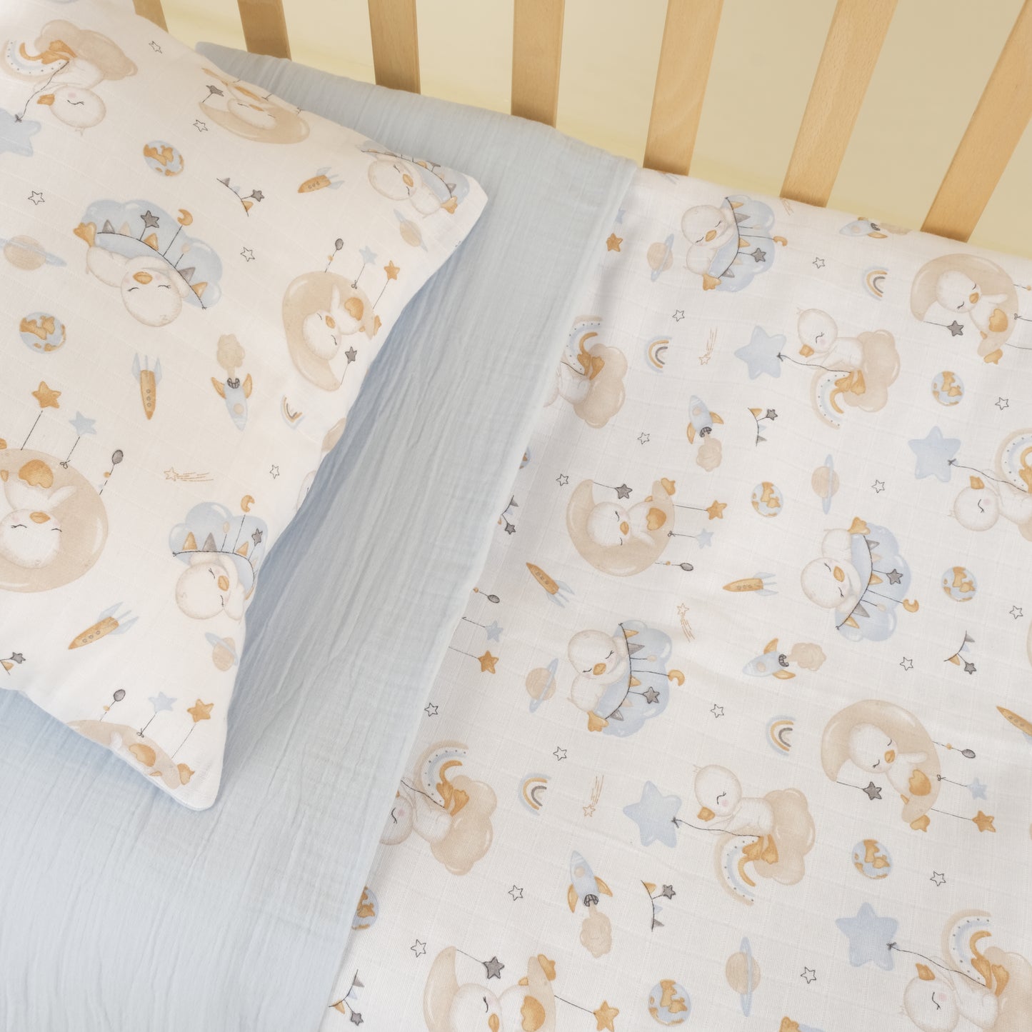 Bebek Muslin Nevresim Seti (Dört Katlı Muslin Battaniye , Yorgan Kılıfı , Yastık Kılıfı , Lastikli Çarşaf) - Taş Dört Katlı Muslin Battaniye - İki Katlı Bebe Mavi - Uykucu Ördek