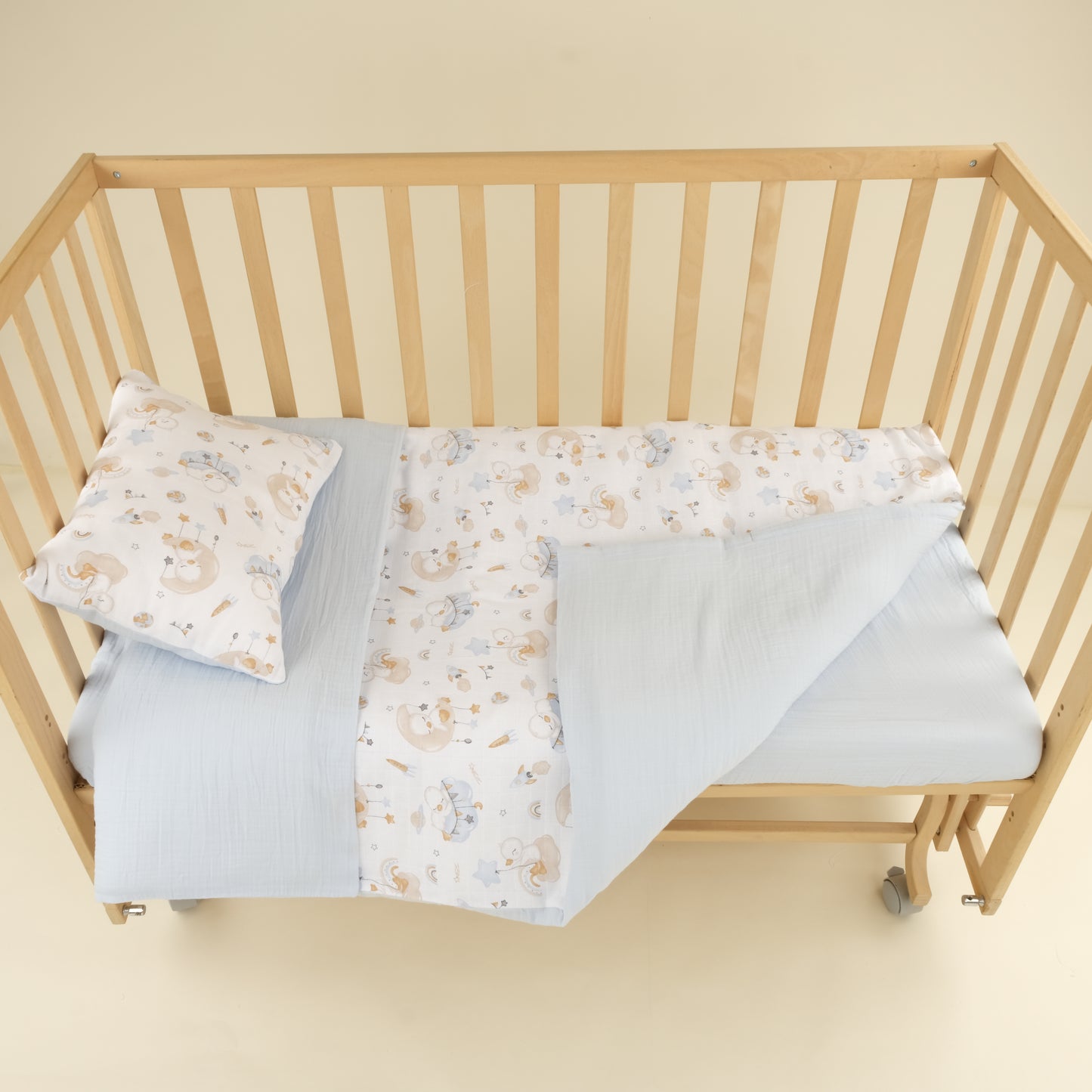 Bebek Muslin Nevresim Seti (Dört Katlı Muslin Battaniye , Yorgan Kılıfı , Yastık Kılıfı , Lastikli Çarşaf) - İndigo Dört Katlı Muslin Battaniye - İki Katlı Bebe Mavi - Uykucu Ördek