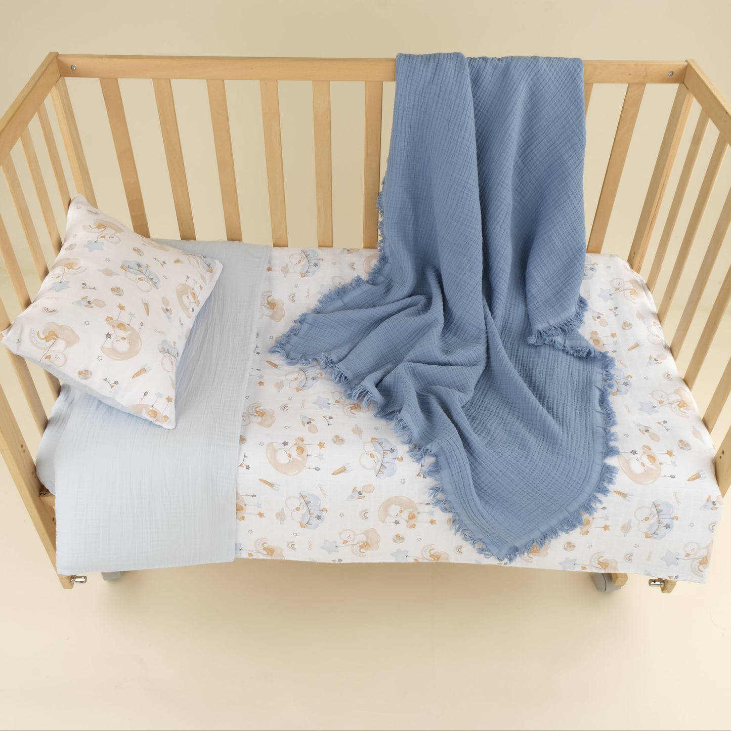 Bebek Muslin Nevresim Seti (Dört Katlı Muslin Battaniye , Yorgan Kılıfı , Yastık Kılıfı , Lastikli Çarşaf) - İndigo Dört Katlı Muslin Battaniye - İki Katlı Bebe Mavi - Uykucu Ördek