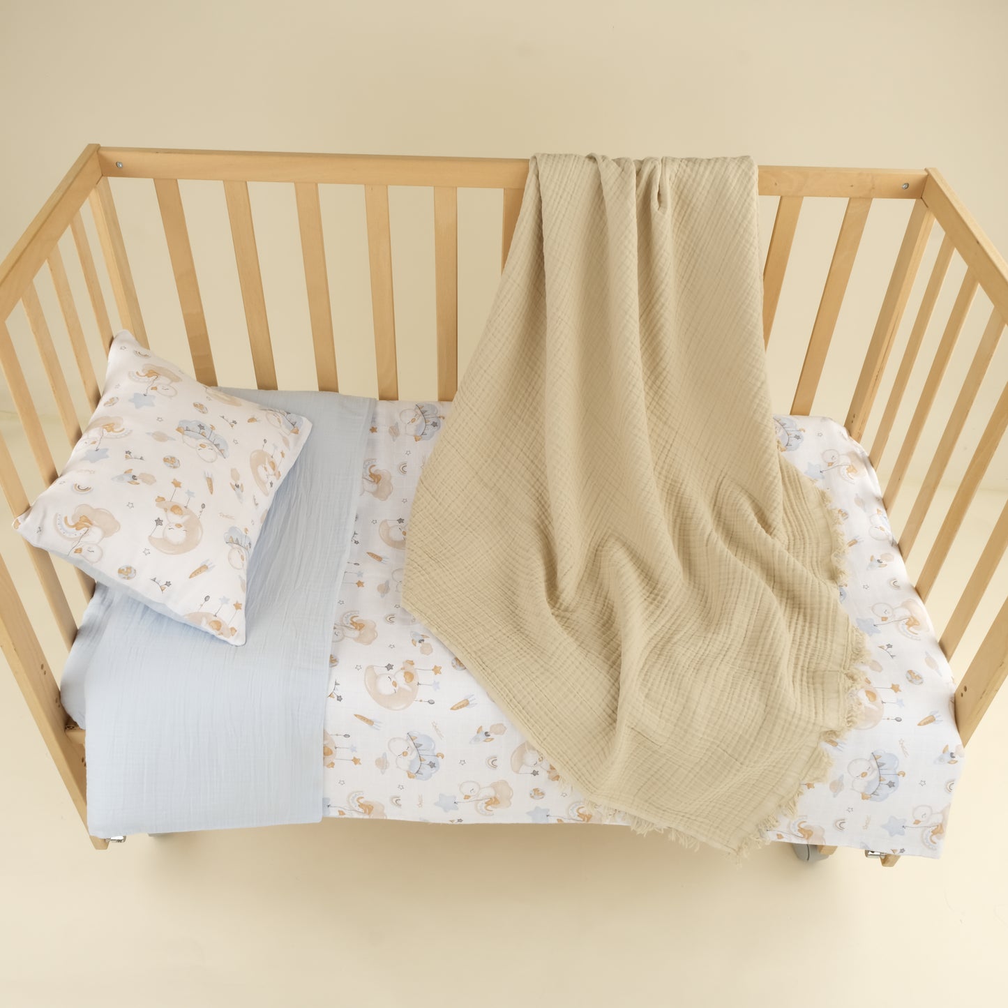 Bebek Muslin Nevresim Seti (Dört Katlı Muslin Battaniye , Yorgan Kılıfı , Yastık Kılıfı , Lastikli Çarşaf) - Taş Dört Katlı Muslin Battaniye - İki Katlı Bebe Mavi - Uykucu Ördek