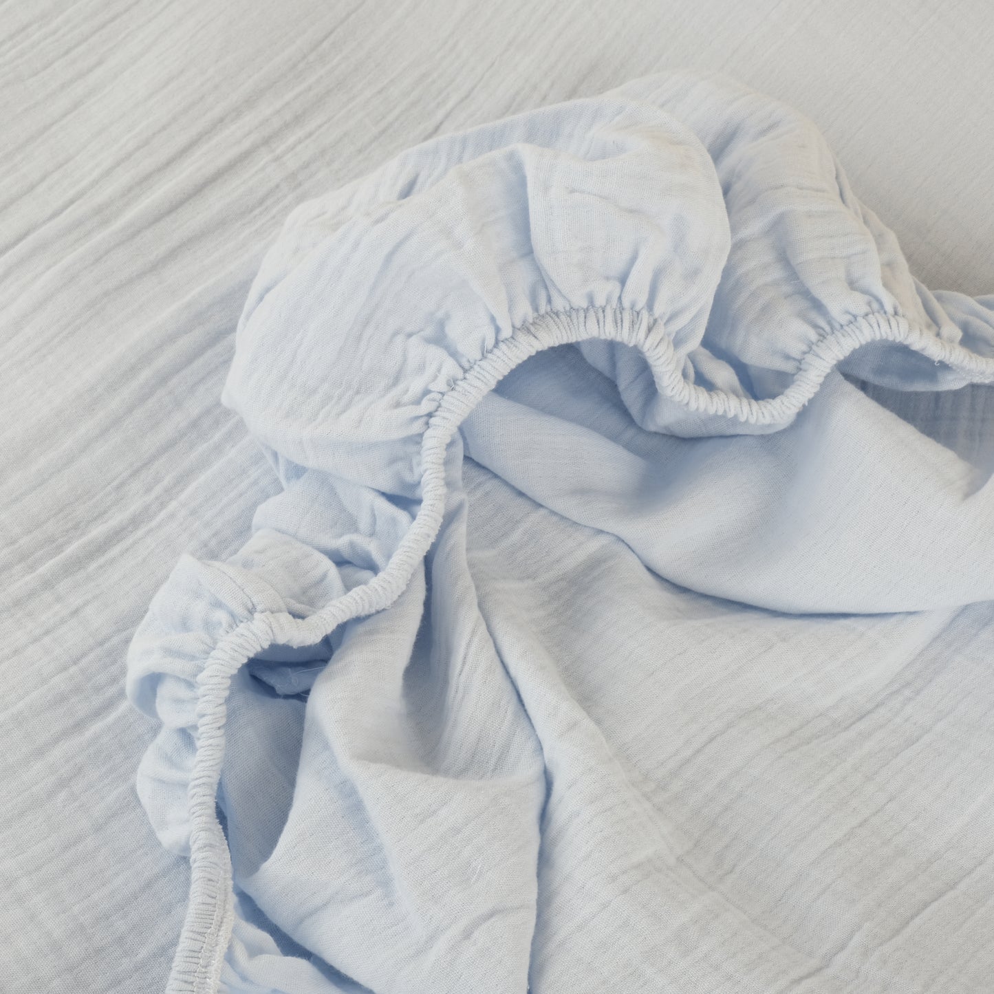 Bebek Muslin Nevresim Seti (Dört Katlı Muslin Battaniye , Yorgan Kılıfı , Yastık Kılıfı , Lastikli Çarşaf) - İndigo Dört Katlı Muslin Battaniye - İki Katlı Bebe Mavi - Uykucu Ördek