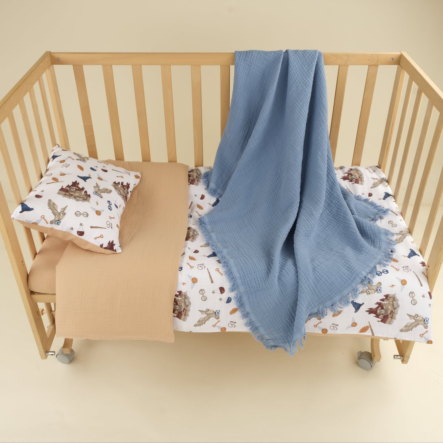 Bebek Muslin Nevresim Seti (Dört Katlı Muslin Battaniye , Yorgan Kılıfı , Yastık Kılıfı , Lastikli Çarşaf) - İndigo Dört Katlı Muslin Battaniye - İki Katlı Sütlü Kahve - Harry