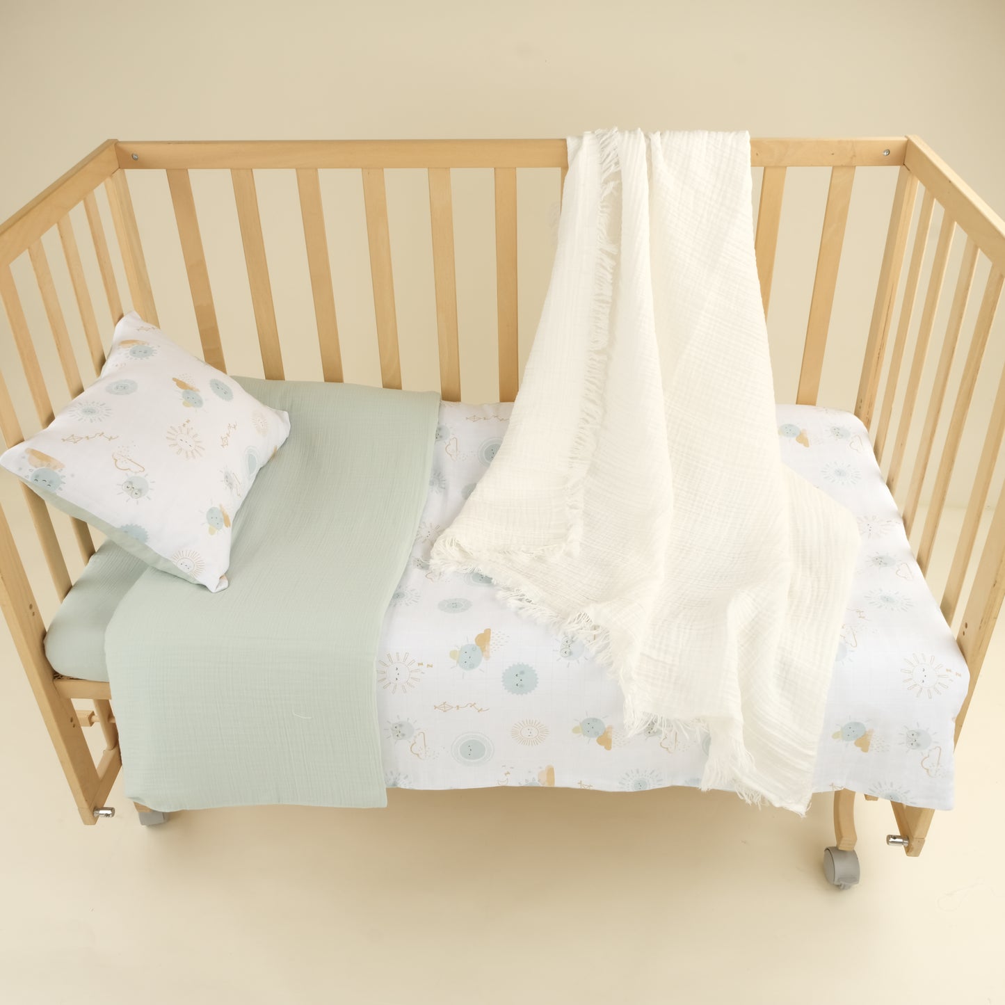 Bebek Muslin Nevresim Seti (Dört Katlı Muslin Battaniye , Yorgan Kılıfı , Yastık Kılıfı , Lastikli Çarşaf) - Beyaz Dört Katlı Muslin Battaniye - İki Katlı Mint - Su Yeşili Güneş