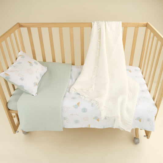 Bebek Muslin Nevresim Seti (Dört Katlı Muslin Battaniye , Yorgan Kılıfı , Yastık Kılıfı , Lastikli Çarşaf) - Beyaz Dört Katlı Muslin Battaniye - İki Katlı Mint - Su Yeşili Güneş