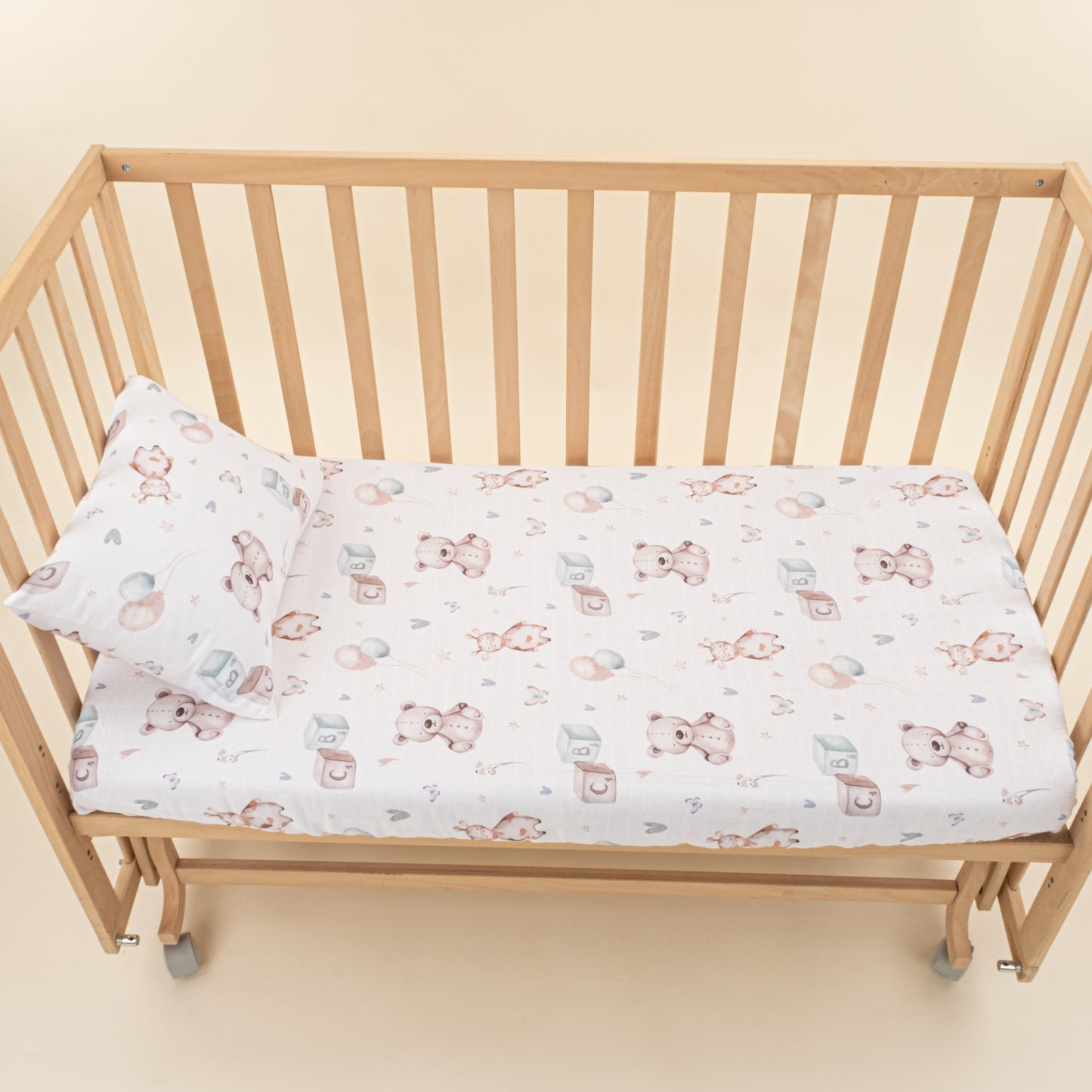 Bebek Muslin Nevresim Seti (Dört Katlı Muslin Battaniye , Yorgan Kılıfı , Yastık Kılıfı , Lastikli Çarşaf) - Taş Dört Katlı Muslin Battaniye - Su Yeşili Muslin - Dijital Baskı Muslin - Sevimli Ayıcıklar