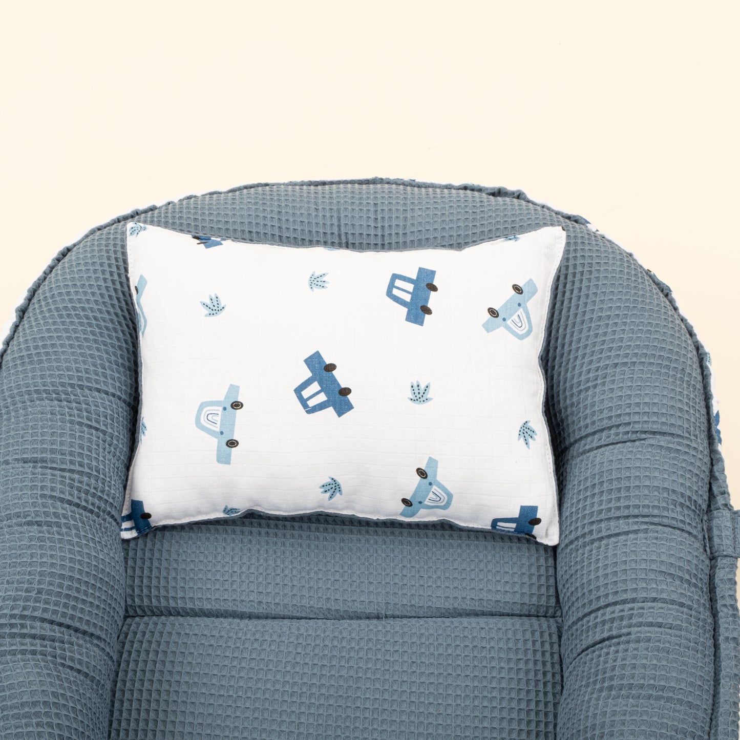Babynest ve Yastık- Çift Taraflı - Koyu Mavi Petek - Mavi Arabalar