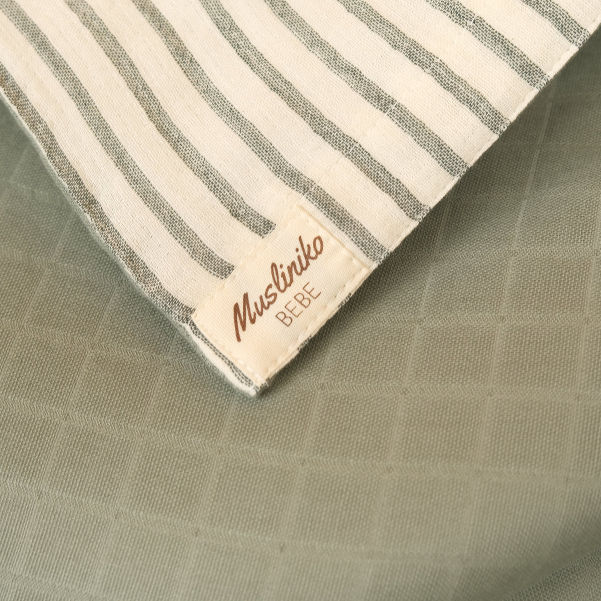 Bebek Muslin Nevresim Seti (Dört Katlı Muslin Battaniye , Yorgan Kılıfı , Yastık Kılıfı , Lastikli Çarşaf) - Taş Dört Katlı Muslin Battaniye - Haki Muslin - Yeşil Çizgili