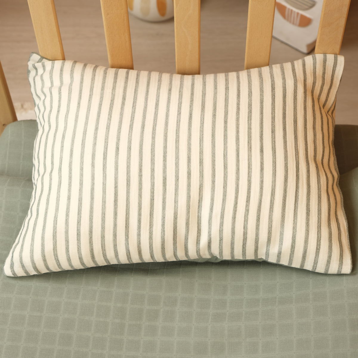 Bebek Muslin Nevresim Seti (Dört Katlı Muslin Battaniye , Yorgan Kılıfı , Yastık Kılıfı , Lastikli Çarşaf) - Taş Dört Katlı Muslin Battaniye - Haki Muslin - Yeşil Çizgili