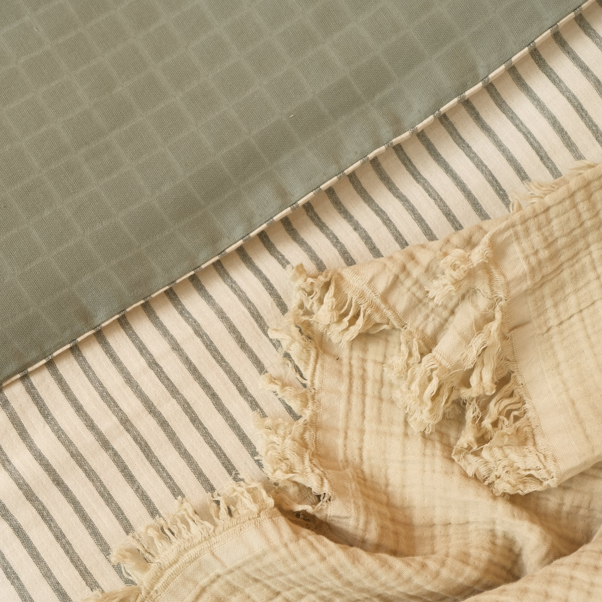 Bebek Muslin Nevresim Seti (Dört Katlı Muslin Battaniye , Yorgan Kılıfı , Yastık Kılıfı , Lastikli Çarşaf) - Taş Dört Katlı Muslin Battaniye - Haki Muslin - Yeşil Çizgili
