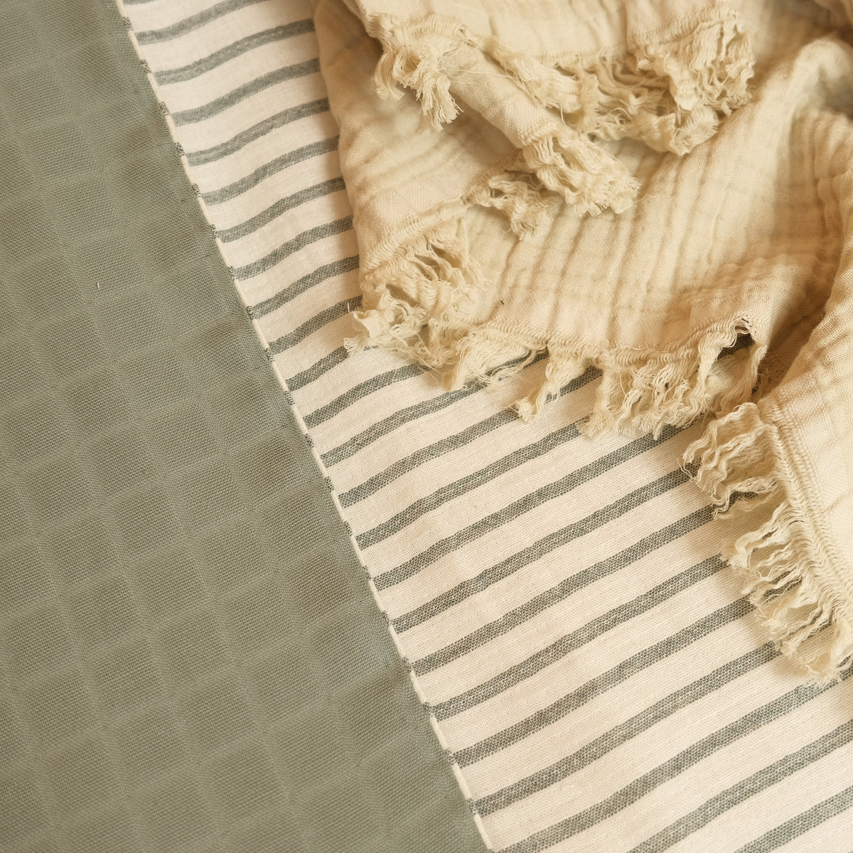 Bebek Muslin Nevresim Seti (Dört Katlı Muslin Battaniye , Yorgan Kılıfı , Yastık Kılıfı , Lastikli Çarşaf) - Taş Dört Katlı Muslin Battaniye - Haki Muslin - Yeşil Çizgili
