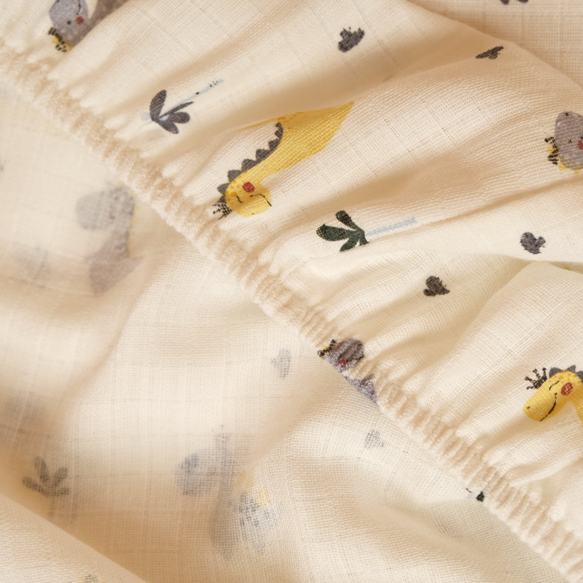 Bebek Muslin Nevresim Seti (Dört Katlı Muslin Battaniye Beyaz , Yorgan Kılıfı , Yastık Kılıfı , Lastikli Çarşaf) - Taş Dört Katlı Muslin Battaniye - İki Katlı Gri - Dino