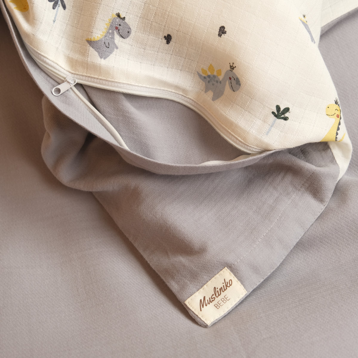 Bebek Muslin Nevresim Seti (Dört Katlı Muslin Battaniye Beyaz , Yorgan Kılıfı , Yastık Kılıfı , Lastikli Çarşaf) - Taş Dört Katlı Muslin Battaniye - İki Katlı Gri - Dino