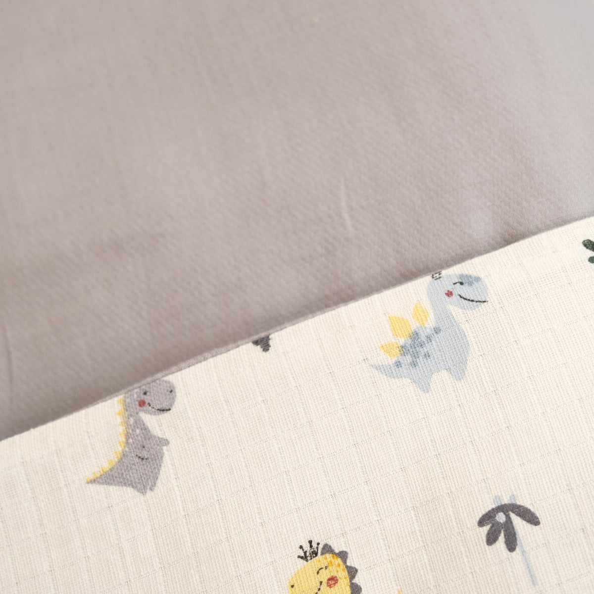 Bebek Muslin Nevresim Seti (Dört Katlı Muslin Battaniye Beyaz , Yorgan Kılıfı , Yastık Kılıfı , Lastikli Çarşaf) - Taş Dört Katlı Muslin Battaniye - İki Katlı Gri - Dino