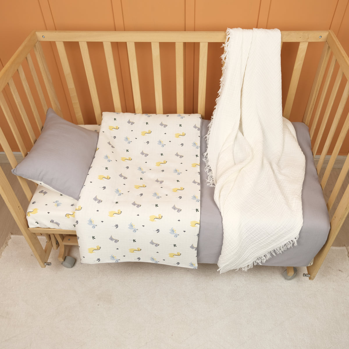 Bebek Muslin Nevresim Seti (Dört Katlı Muslin Battaniye Beyaz , Yorgan Kılıfı , Yastık Kılıfı , Lastikli Çarşaf) - Taş Dört Katlı Muslin Battaniye - İki Katlı Gri - Dino