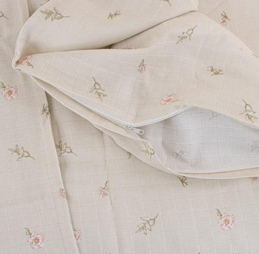 Bebek Muslin Nevresim Seti (Dört Katlı Muslin Battaniye , Yorgan Kılıfı , Yastık Kılıfı , Lastikli Çarşaf) - Mercan Dört Katlı Muslin Battaniye - Pembe Çiçekler