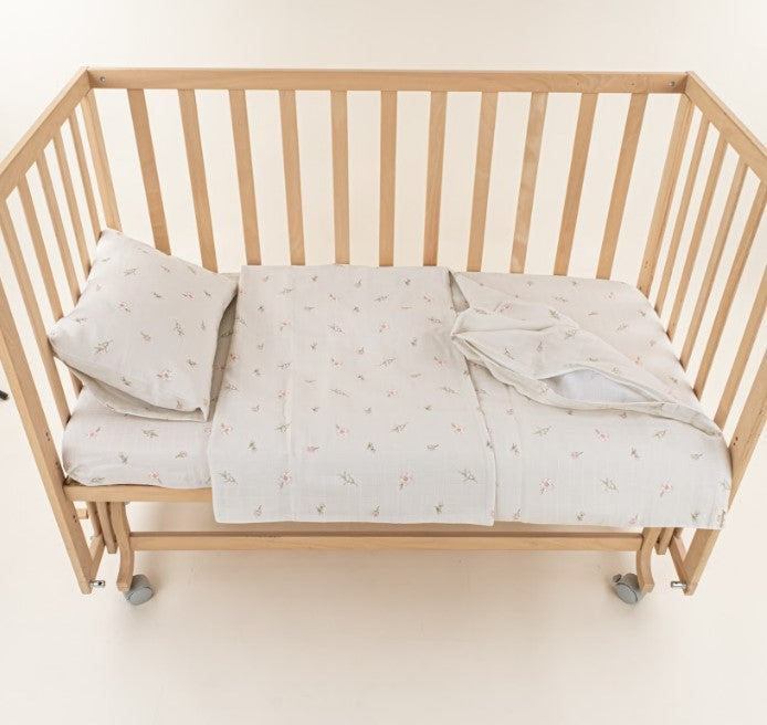 Bebek Muslin Nevresim Seti (Dört Katlı Muslin Battaniye , Yorgan Kılıfı , Yastık Kılıfı , Lastikli Çarşaf) - Mercan Dört Katlı Muslin Battaniye - Pembe Çiçekler