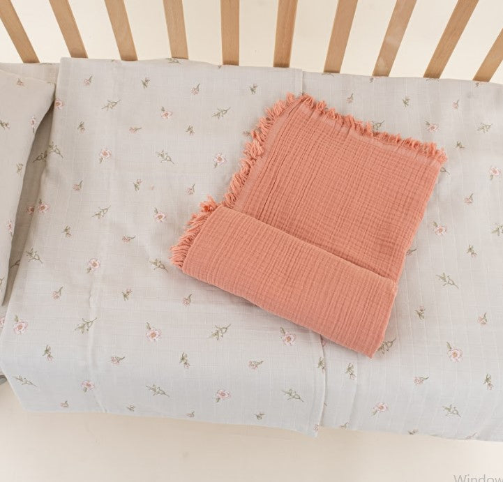 Bebek Muslin Nevresim Seti (Dört Katlı Muslin Battaniye , Yorgan Kılıfı , Yastık Kılıfı , Lastikli Çarşaf) - Mercan Dört Katlı Muslin Battaniye - Pembe Çiçekler