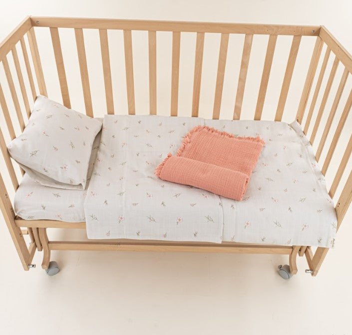 Bebek Muslin Nevresim Seti (Dört Katlı Muslin Battaniye , Yorgan Kılıfı , Yastık Kılıfı , Lastikli Çarşaf) - Mercan Dört Katlı Muslin Battaniye - Pembe Çiçekler