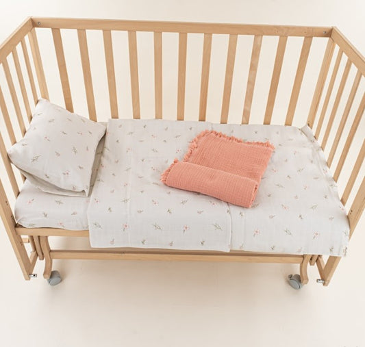 Bebek Muslin Nevresim Seti (Dört Katlı Muslin Battaniye , Yorgan Kılıfı , Yastık Kılıfı , Lastikli Çarşaf) - Mercan Dört Katlı Muslin Battaniye - Pembe Çiçekler