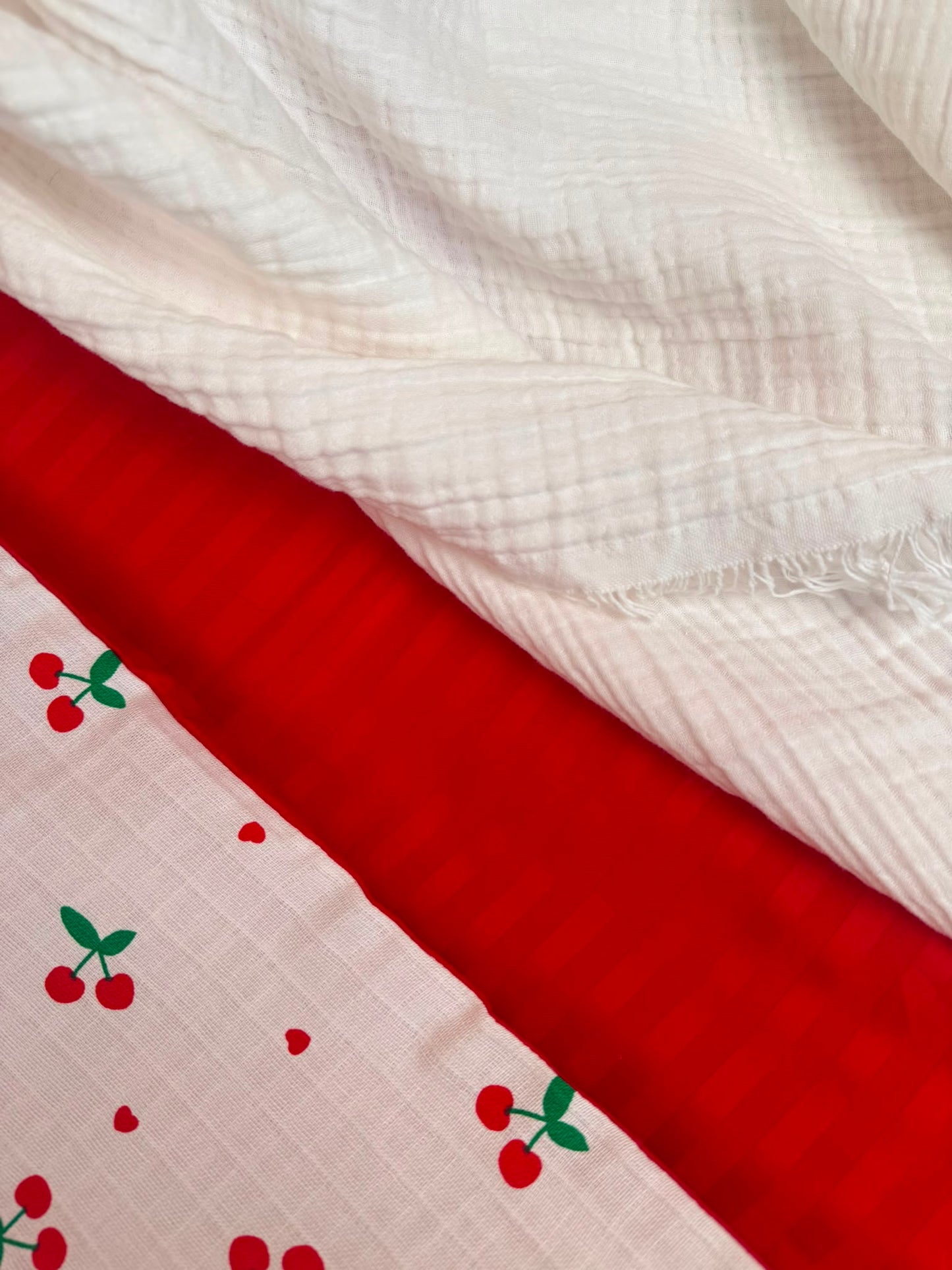 Bebek Saten-Muslin Nevresim Seti (Dört Katlı Muslin Battaniye , Yorgan Kılıfı , Yastık Kılıfı , Lastikli Çarşaf) - Beyaz Dört Katlı Muslin Battaniye - Kırmızı Saten - Kiraz