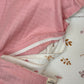 Bebek Saten-Muslin Nevresim Seti (Dört Katlı Muslin Battaniye , Yorgan Kılıfı , Yastık Kılıfı , Lastikli Çarşaf) - Beyaz Dört Katlı Muslin Battaniye - Pudra Muslin - Pastel Bahce