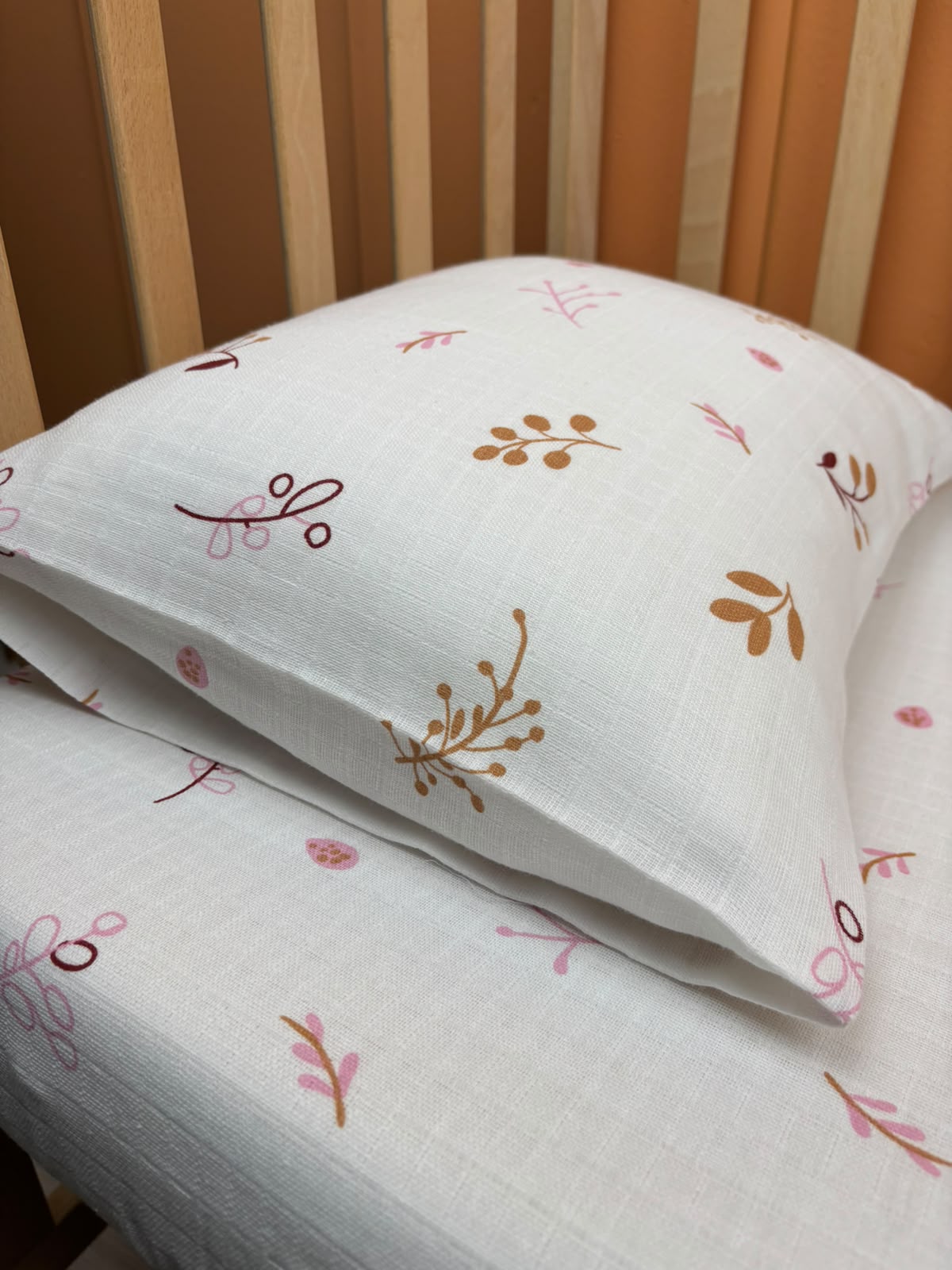 Bebek Saten-Muslin Nevresim Seti (Dört Katlı Muslin Battaniye , Yorgan Kılıfı , Yastık Kılıfı , Lastikli Çarşaf) - Beyaz Dört Katlı Muslin Battaniye - Pudra Muslin - Pastel Bahce