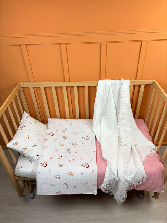 Bebek Saten-Muslin Nevresim Seti (Dört Katlı Muslin Battaniye , Yorgan Kılıfı , Yastık Kılıfı , Lastikli Çarşaf) - Beyaz Dört Katlı Muslin Battaniye - Pudra Muslin - Pastel Bahce