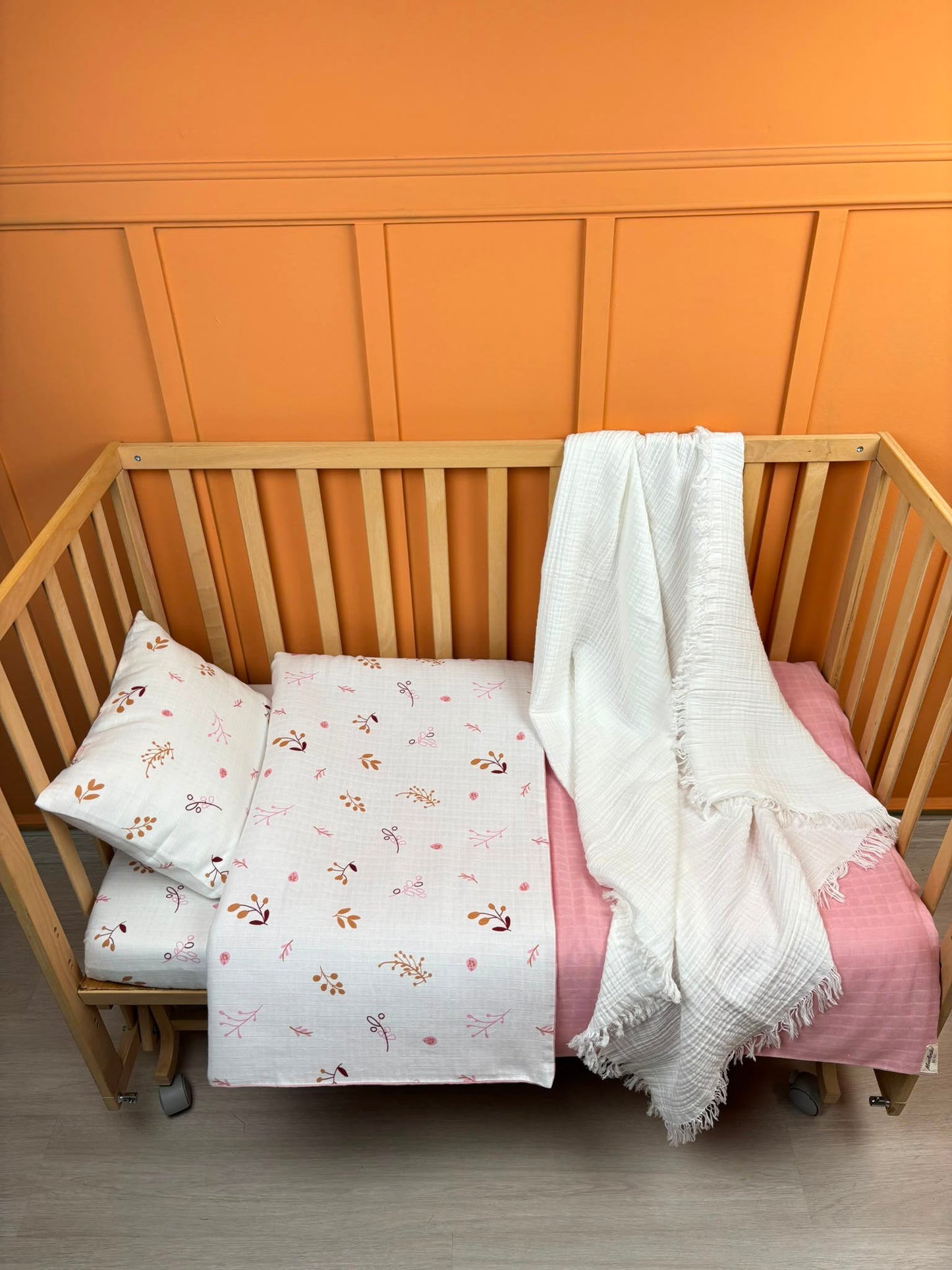 Bebek Saten-Muslin Nevresim Seti (Dört Katlı Muslin Battaniye , Yorgan Kılıfı , Yastık Kılıfı , Lastikli Çarşaf) - Beyaz Dört Katlı Muslin Battaniye - Pudra Muslin - Pastel Bahce