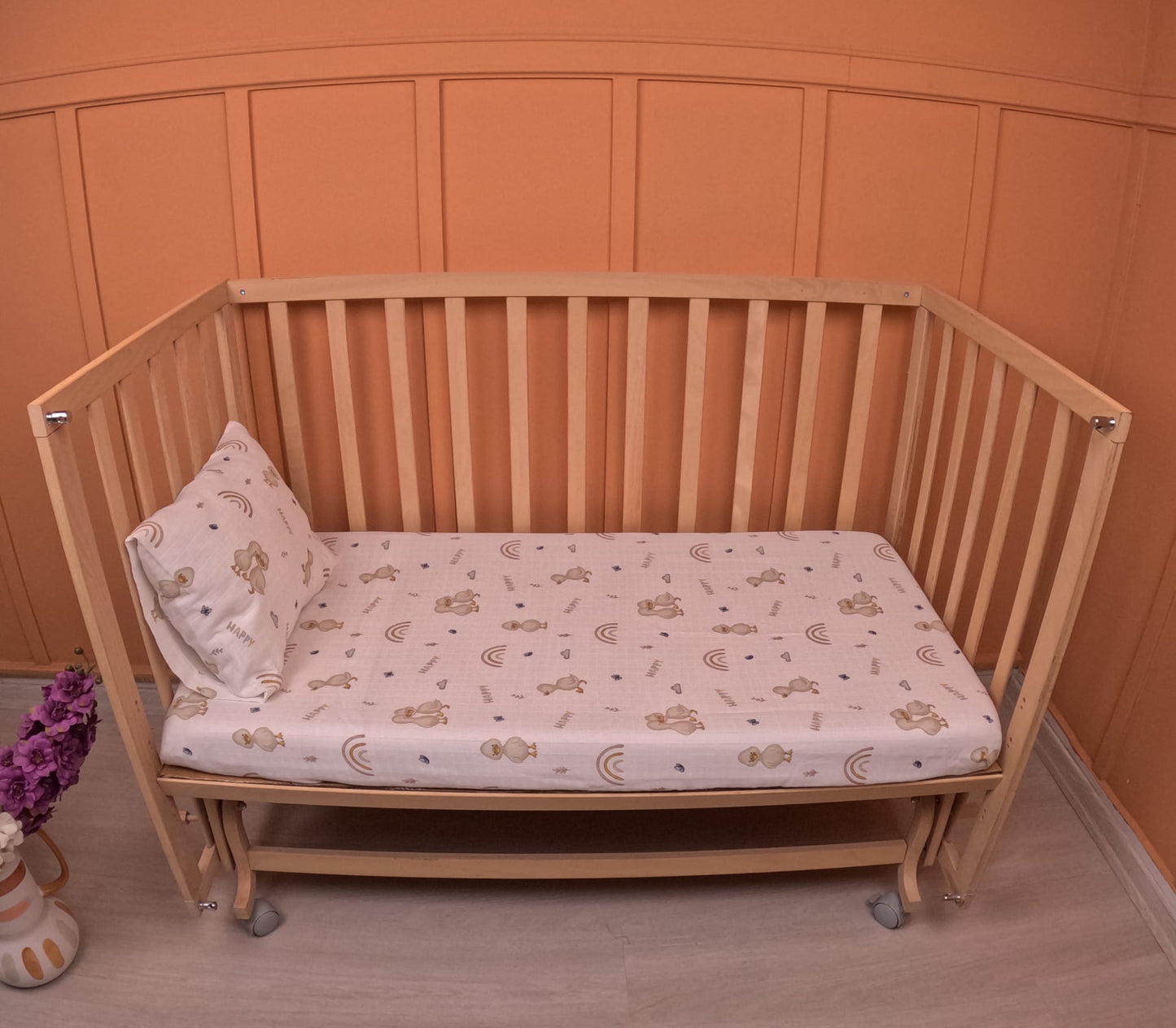 Bebek Muslin Nevresim Seti (Dört Katlı Muslin Battaniye , Yorgan Kılıfı , Yastık Kılıfı , Lastikli Çarşaf) - Taş Dört Katlı Muslin Battaniye - Toprak Muslin - Kahverengi Ördek