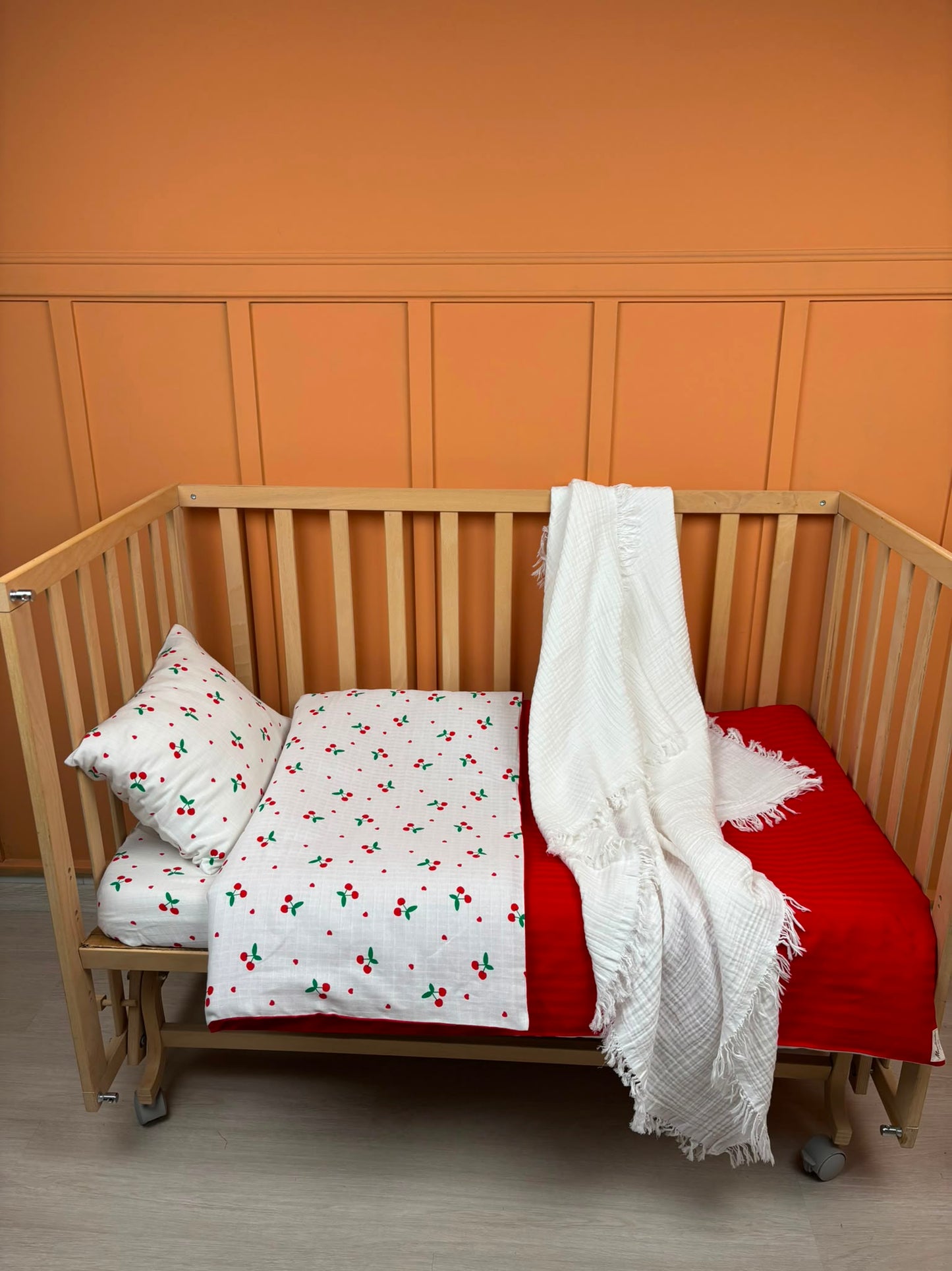 Bebek Saten-Muslin Nevresim Seti (Dört Katlı Muslin Battaniye , Yorgan Kılıfı , Yastık Kılıfı , Lastikli Çarşaf) - Beyaz Dört Katlı Muslin Battaniye - Kırmızı Saten - Kiraz
