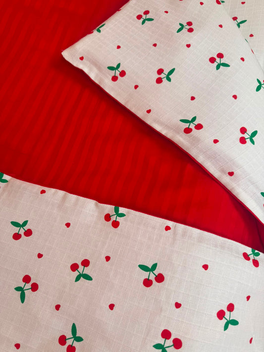 Bebek Saten-Muslin Nevresim Seti (Dört Katlı Muslin Battaniye , Yorgan Kılıfı , Yastık Kılıfı , Lastikli Çarşaf) - Beyaz Dört Katlı Muslin Battaniye - Kırmızı Saten - Kiraz