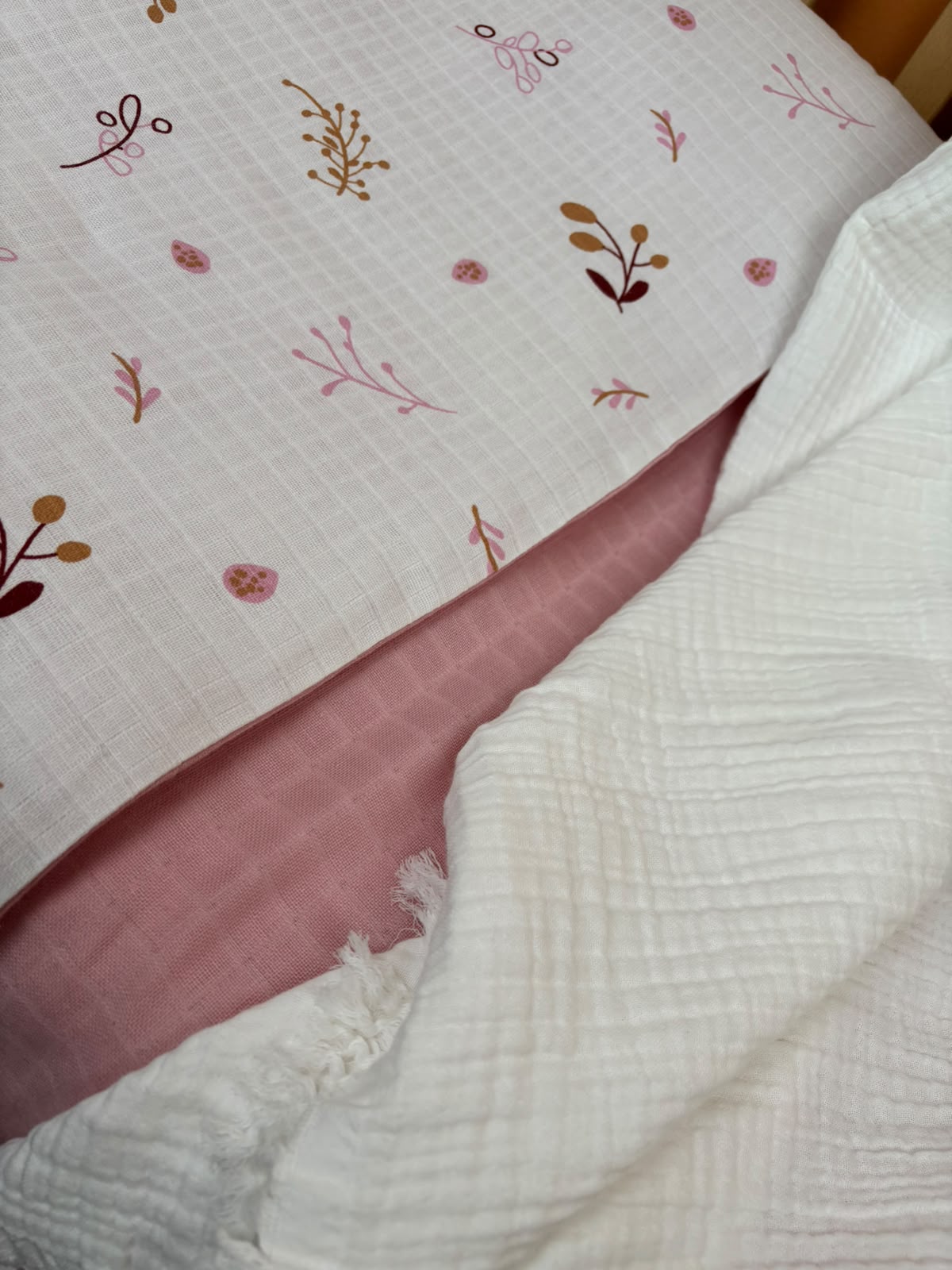 Bebek Saten-Muslin Nevresim Seti (Dört Katlı Muslin Battaniye , Yorgan Kılıfı , Yastık Kılıfı , Lastikli Çarşaf) - Beyaz Dört Katlı Muslin Battaniye - Pudra Muslin - Pastel Bahce