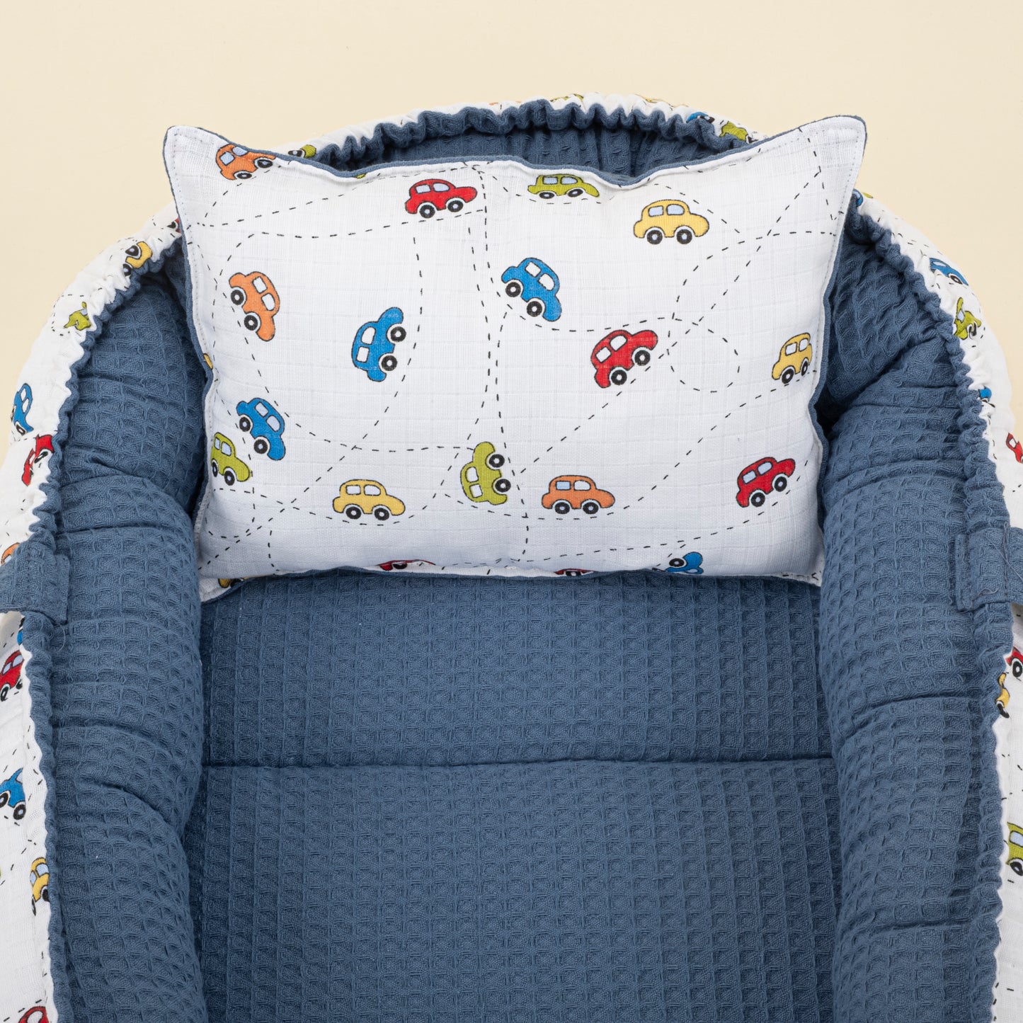 Babynest ve Yastık- Çift Taraflı - İndigo Petek - Renkli Arabalar